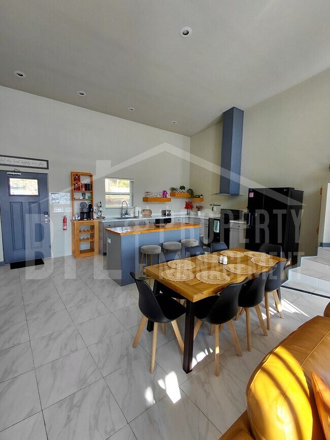 Building Photo - Stunning 3 Bedroom in Forsyth!