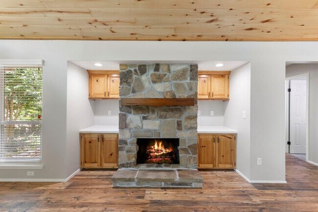 Building Photo - 21 Riverbank Dr