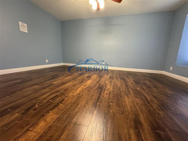 Building Photo - Spacious 2-Bedroom Townhouse in the Heart ...