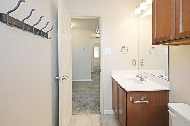 Building Photo - 2231 Hawk Dr