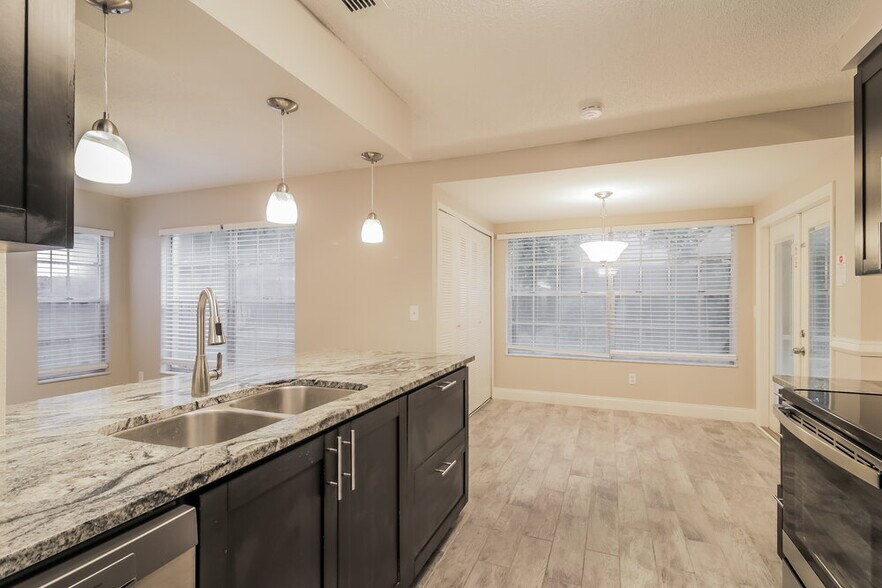 Building Photo - 720 Oak Manor Cir