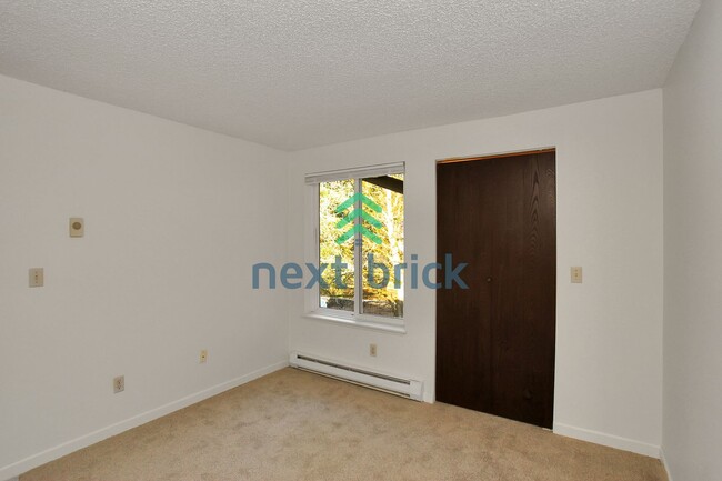 Building Photo - 2 Bed and 1 Bath Bellevue Condo is Availab...