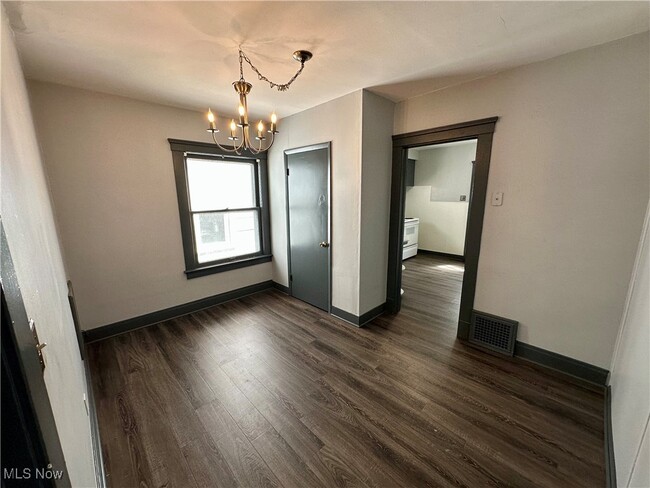 Building Photo - 1129 W Erie Ave