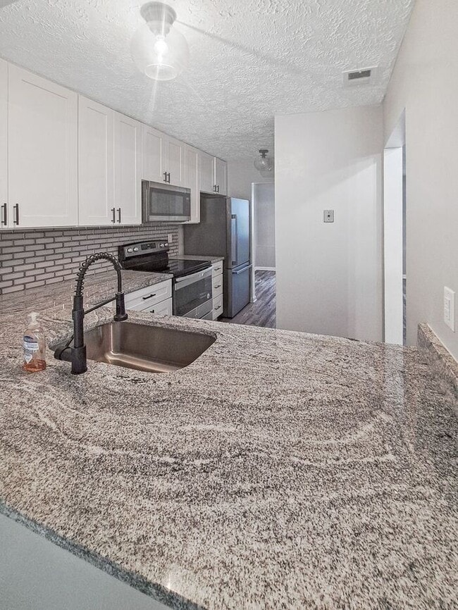 Building Photo - Gorgeous End Unit 2-Level Townhome in Wald...