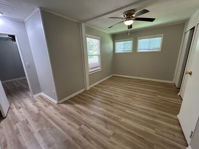Building Photo - 1824 E Kanesville Blvd
