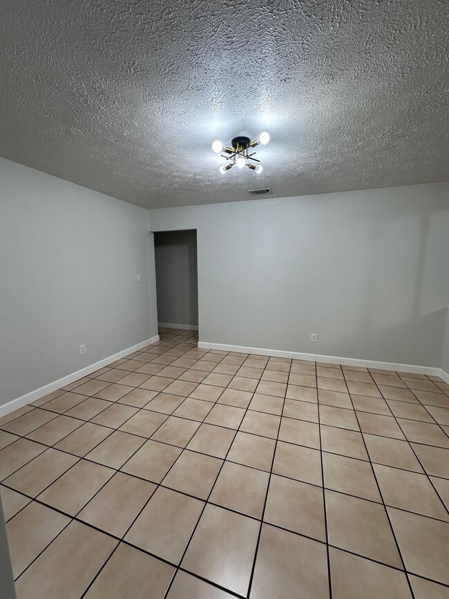 Building Photo - Convenient to Tyndall, less than a block t...
