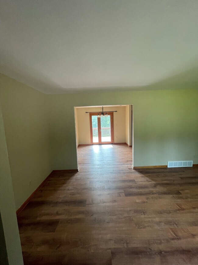 Building Photo - 19 Plainview Dr