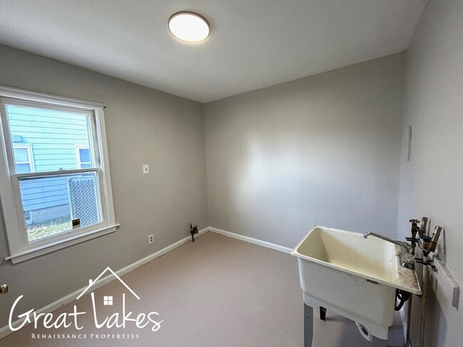 Building Photo - Lovely 3 Bedroom 1 Bathroom now available for rent