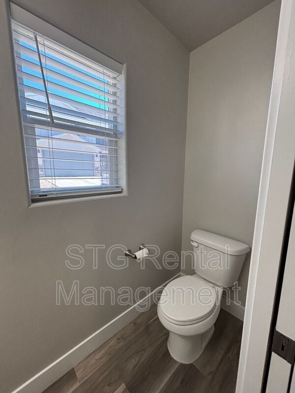 Building Photo - 1509 W Topaz Dr