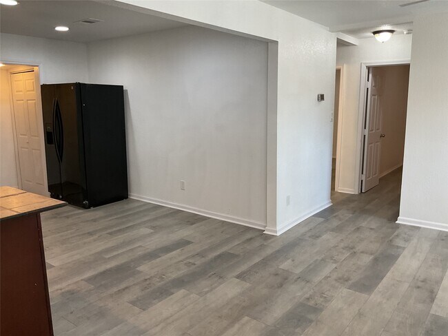 Building Photo - 5728 Sylvia Dr