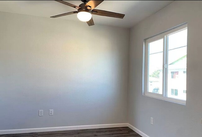 Building Photo - Upstairs 2 bed/1bath with private garage i...