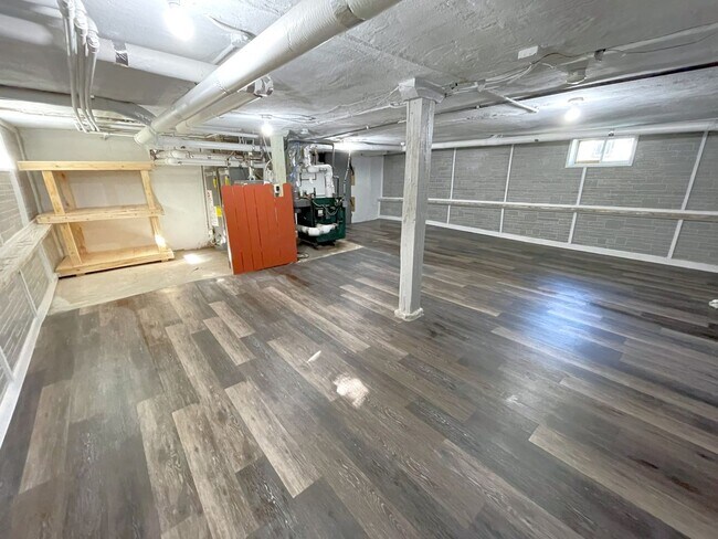 Building Photo - 104 S Mills St