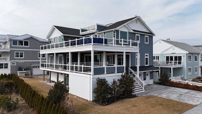 Building Photo - 404 21st St S