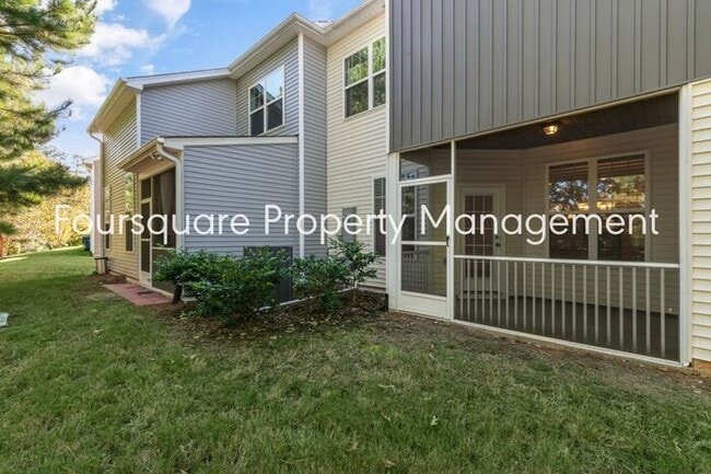 Building Photo - Townhome| Screened -In Back Porch |One Car...