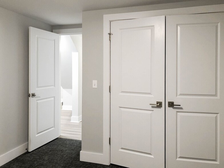 Building Photo - 1952 W Nelson St