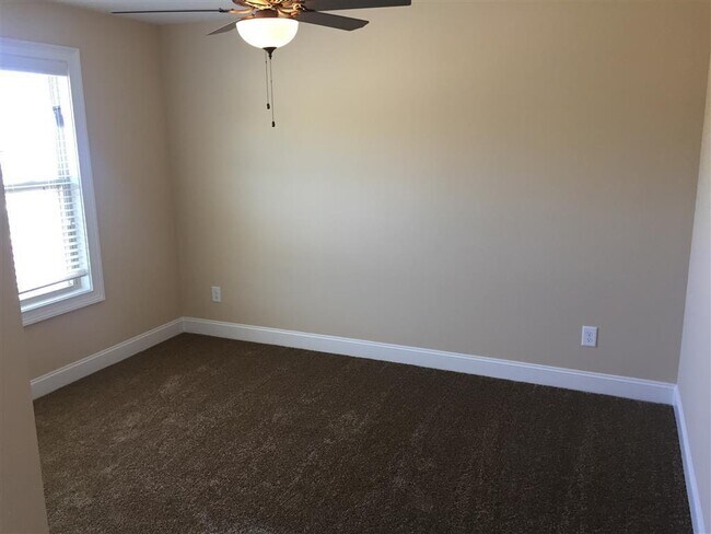Building Photo - Prime 30265 location, swim/HOA community, ...