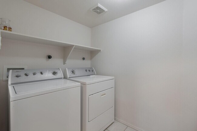 Building Photo - 7351 Sidewinder Dr NE