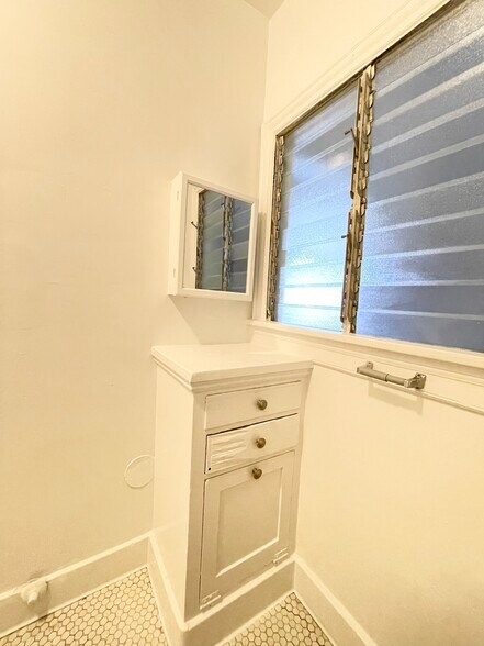 Bathroom View 1 - 719 1/2 N Ridgewood Pl