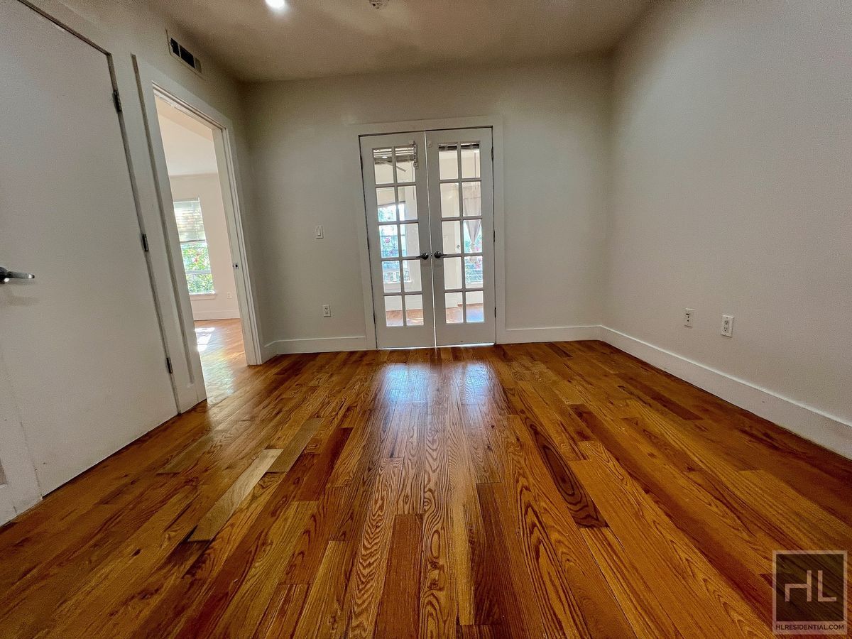 Building Photo - 2BR 1BA w/ Balcony & In Unit Laundry In Bushwick