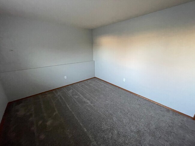 Building Photo - 908 S Salish Ct