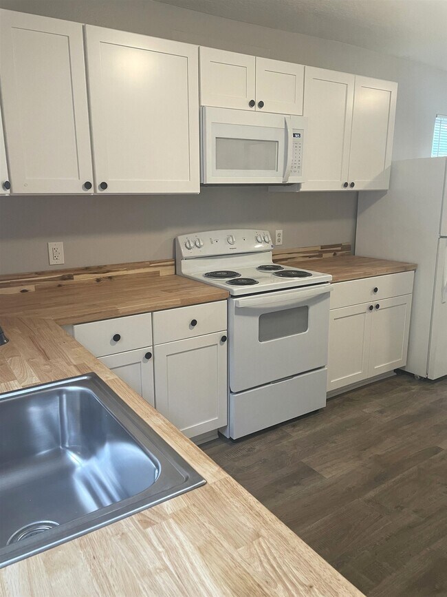 Building Photo - 14 Blanche Ln