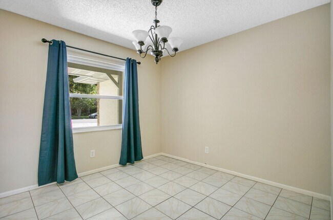 Building Photo - 137 Peppertree Dr