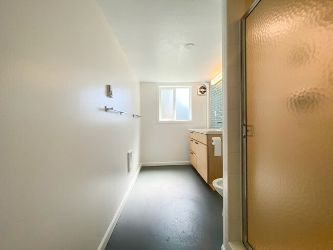 Building Photo - Stunning Mid-Century Home with Spectacular Southerly Views in Sought-After Terwilliger Heights!