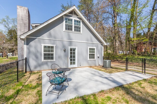 Building Photo - Spacious 3 bed 2 Bathroom House in Peace Haven Rd Winston-Salem