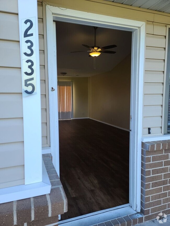 Building Photo - Large One Bedroom