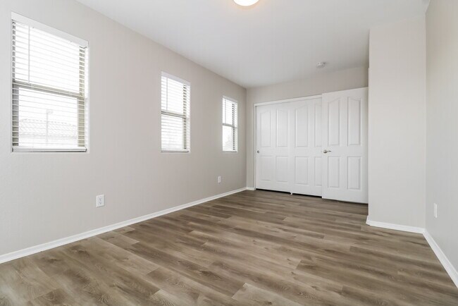 Building Photo - 18442 W Dawn Dr