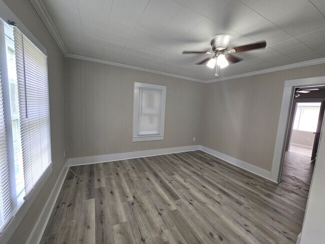 Building Photo - Newly Renovated 2 Bedroom with Bonus Room,...
