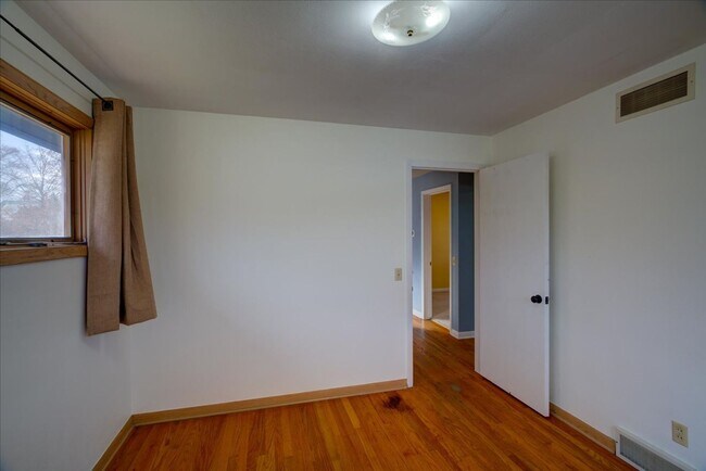 Building Photo - 714 N Meadow Ln