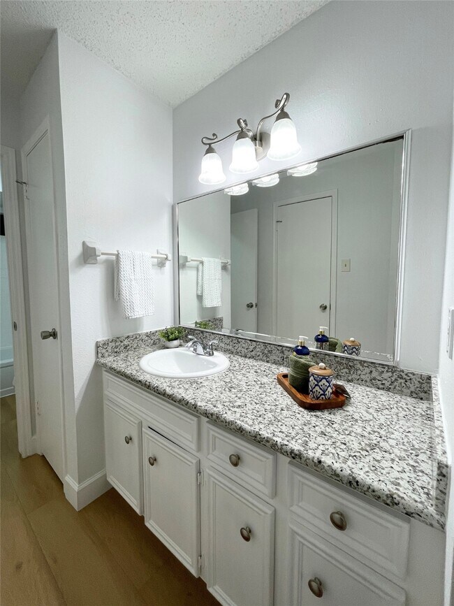 Building Photo - 13716 Hollowgreen Dr