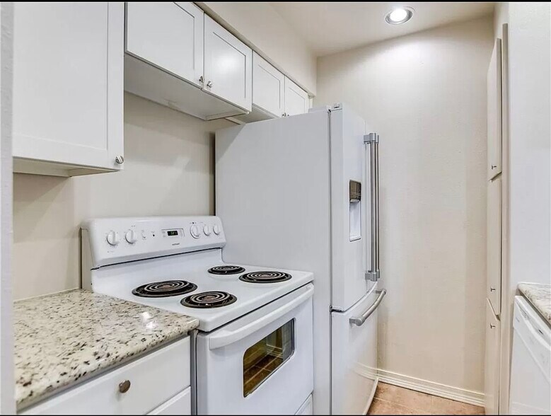 Kitchen 2 - 2905 Swisher St