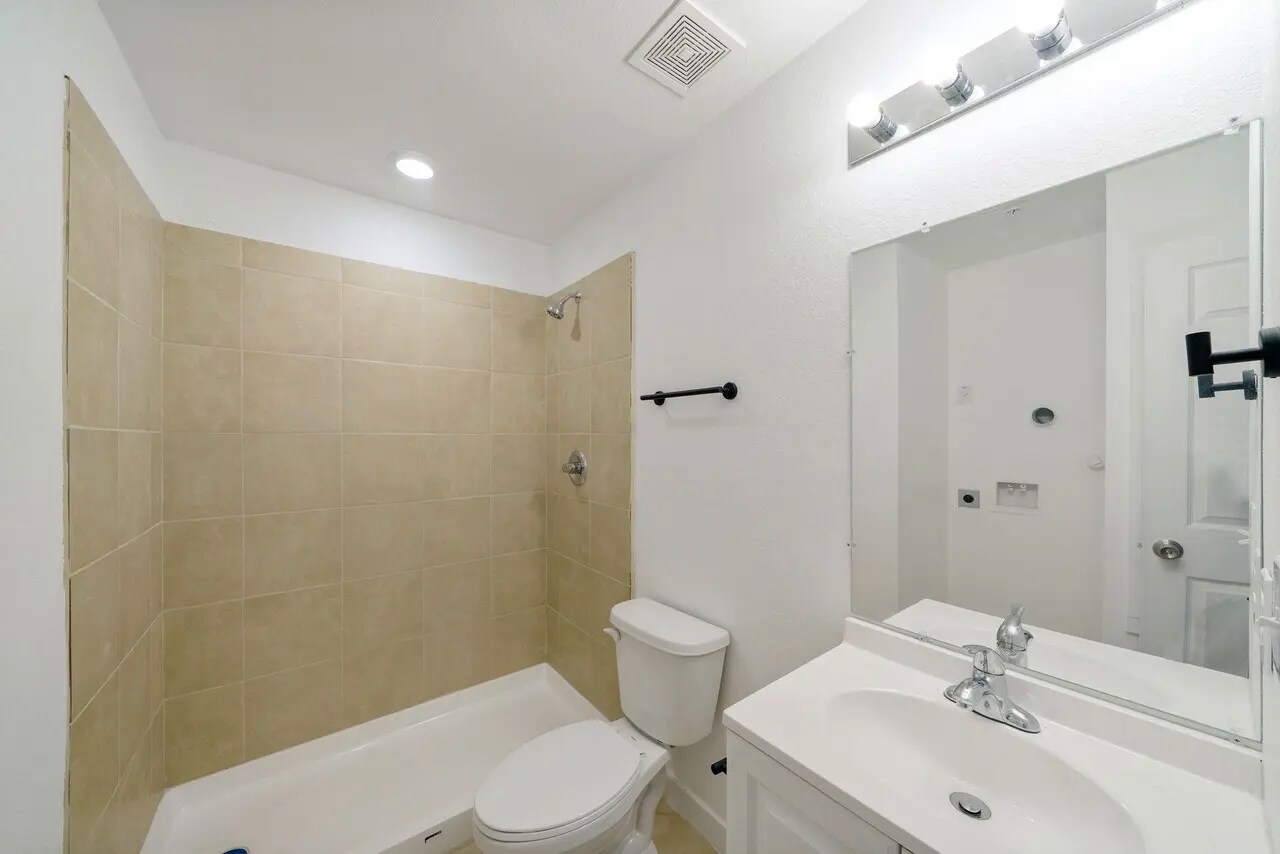 Building Photo - 903 Canterbury