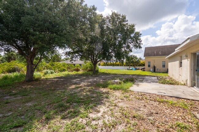 Building Photo - "Charming 3-Bedroom Retreat with 2 Full Ba...