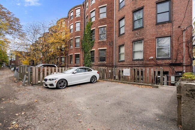 Building Photo - 1011 Beacon St