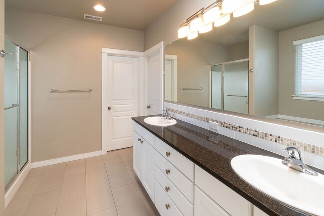 Building Photo - Spacious single level Orchard floorplan with 4th bedroom/den option home featuring SOLAR - Great ...