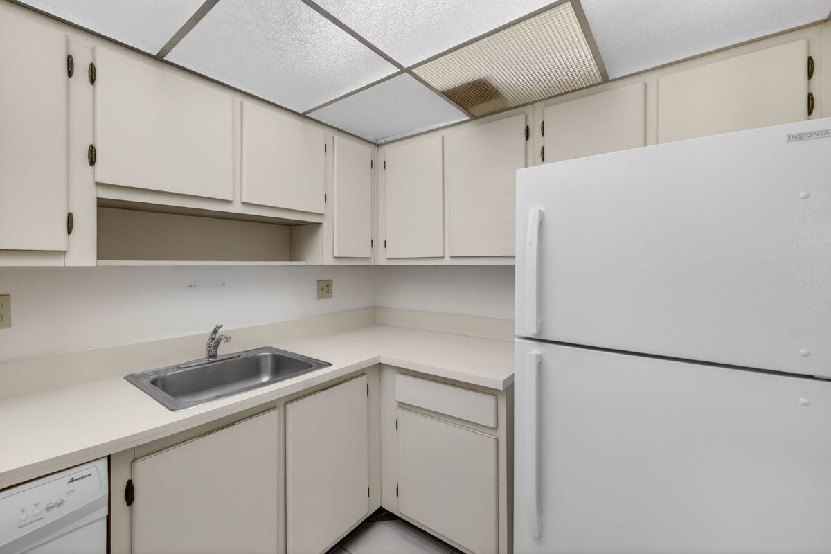 Building Photo - 3100 W Rolling Hills Cir