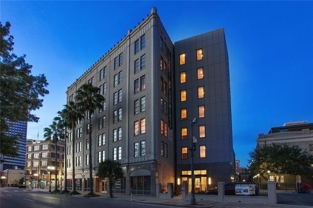 Building Photo - 833 Howard Ave