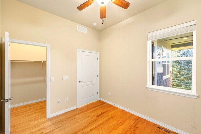 Building Photo - Beacon Point 5 Bedroom Ranch, 3-Car Garage...
