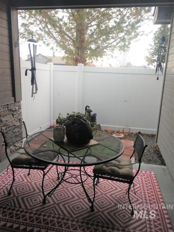 Building Photo - 2084 W Pine Ave