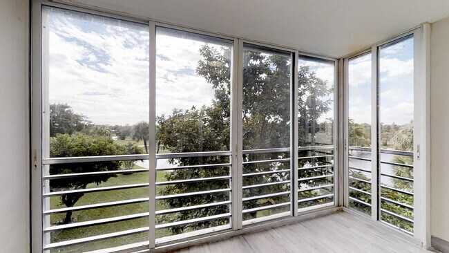 Building Photo - 3980 Oaks Clubhouse Dr