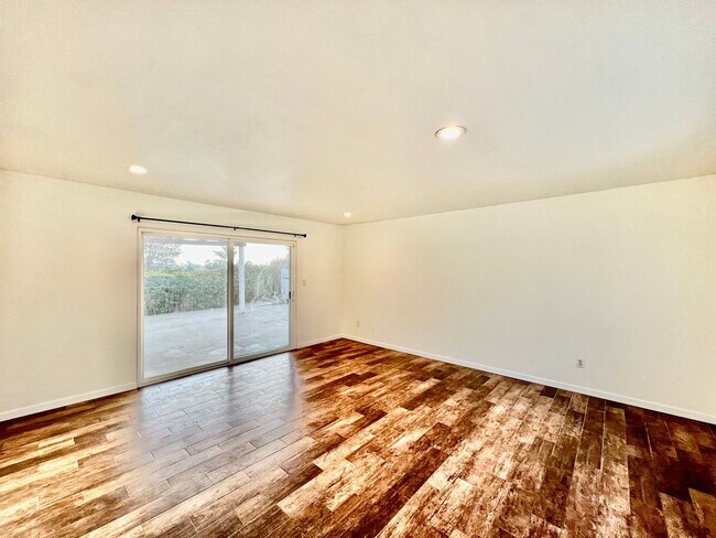 Building Photo - Beautiful 3B/2BA home with Washer/Dryer & ...