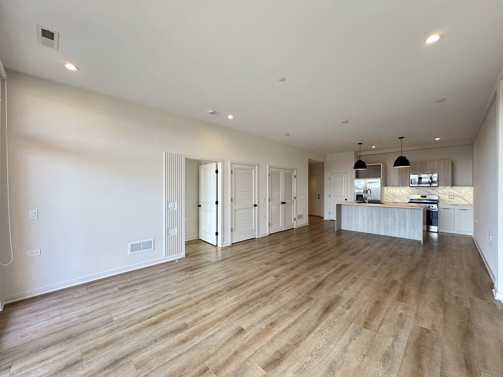 Building Photo - 6340 W Belmont Ave