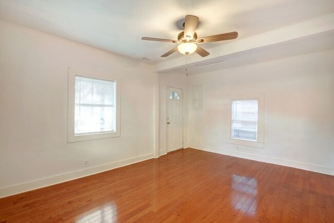 Building Photo - Cute Bungalow - great yard - Two Bedroom