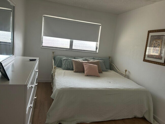 Building Photo - 1920 NE 51st Ct