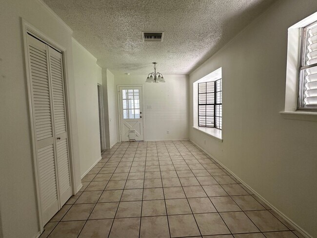 Building Photo - Ready for move in