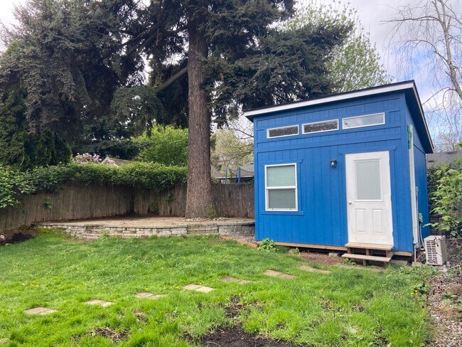 Building Photo - Charming 3 Bedroom, 1 Bath Home in Portland offering Comfortable Living with Central AC!