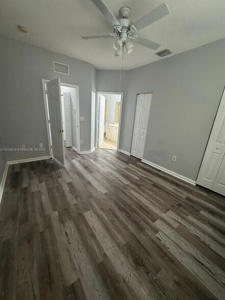 Building Photo - 8811 S Isles Cir